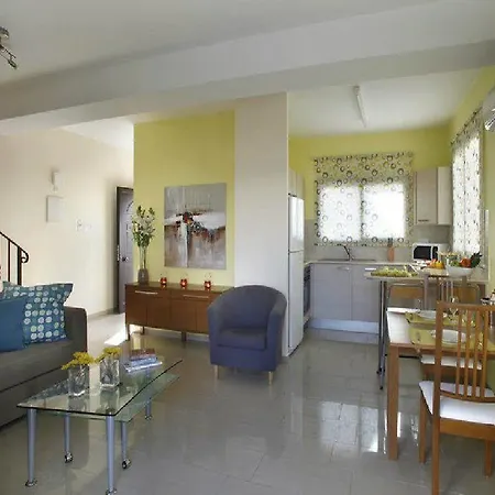 Valentina Townhouse Паралимни