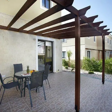 Valentina Townhouse Паралимни